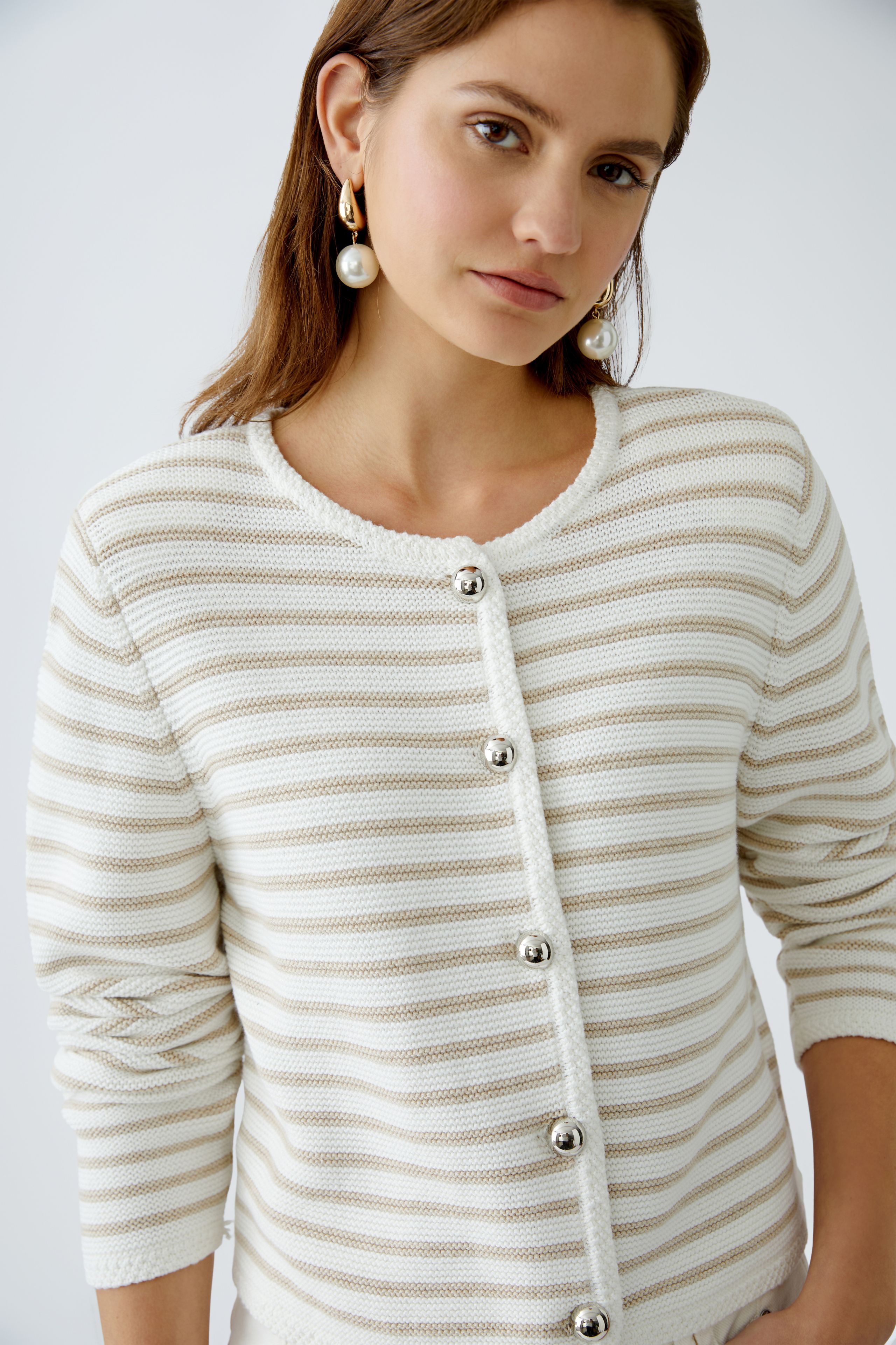OUI CARDIGAN LINKS GESTRICKT IN WERTIGER 3D OPTIK WHITE CAMEL 